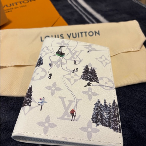 Louis Vuitton White Ski Pocket Organizer New